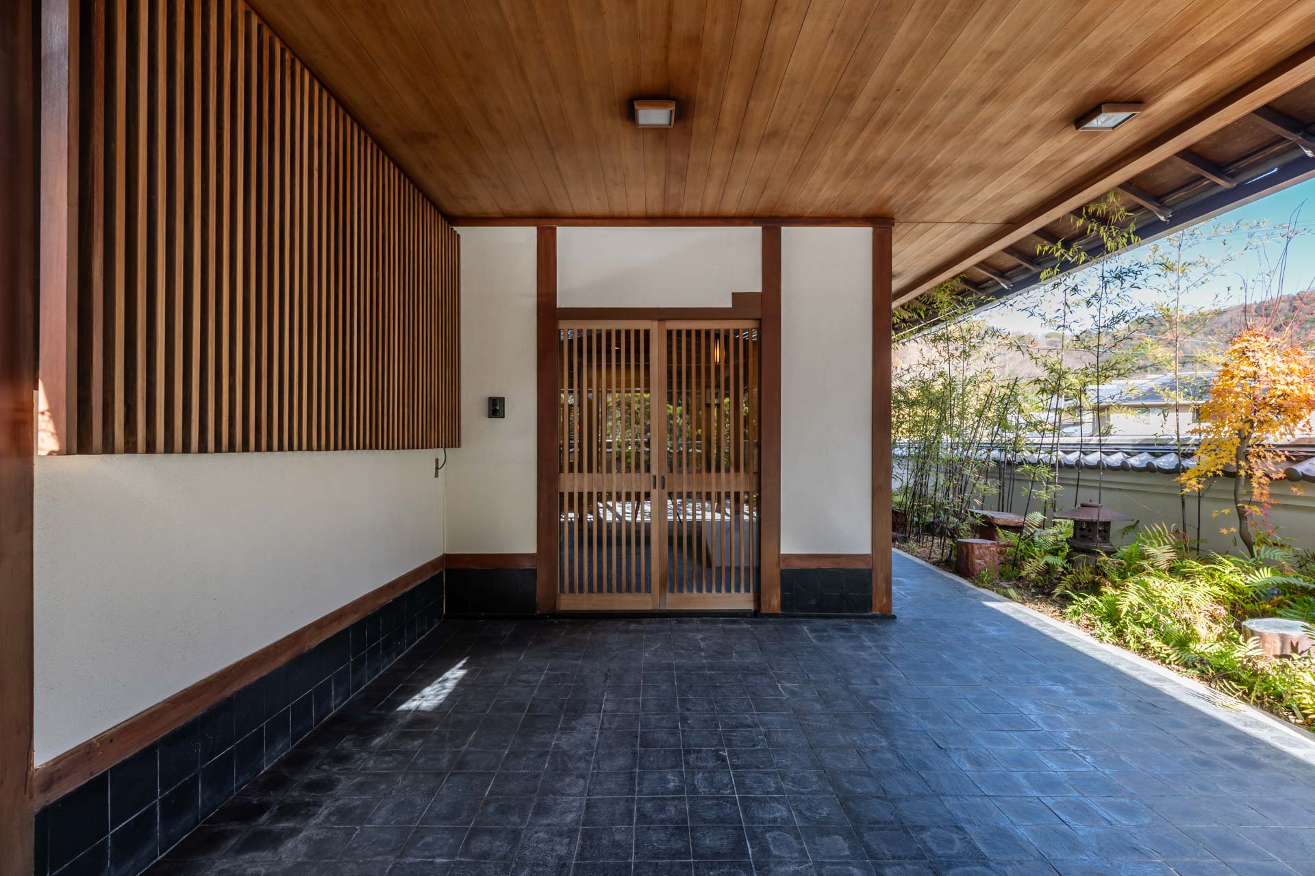 체크인 절차 안내 4：연결 복도에서 현관으로