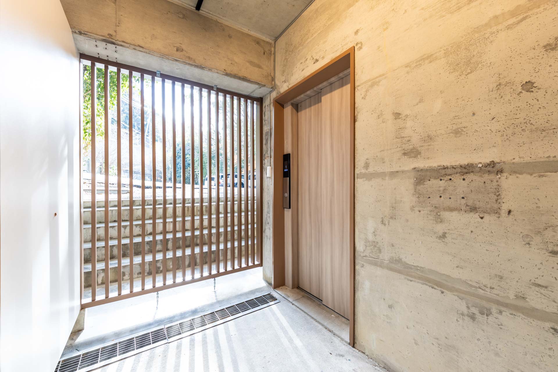 チェックインまでの流れ 3：エレベーターで2階へ